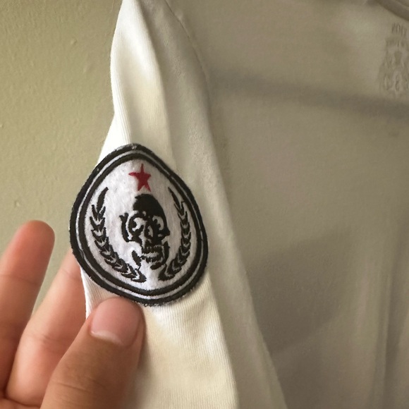 White tee with patches and zippers - Picture 3 of 6